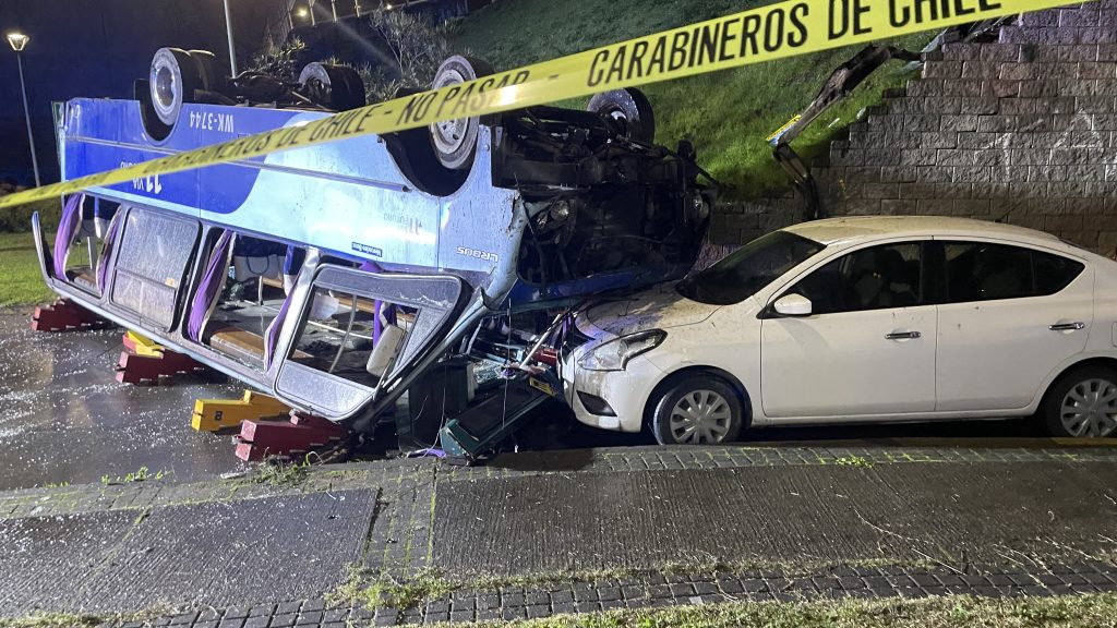 El microbús de la línea Vía Futuro volcó desde el paso sobre nivel e impactó a un automóvil, la conductora del vehículo menor resultó ilesa. Fotografía cedida.