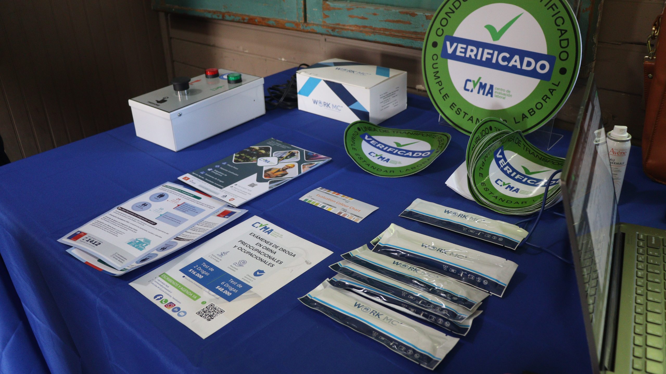 Mesa de trabajo de la empresa CYMA, para realizar test de alcohol y drogas. En este caso, las pruebas se estaban realizando al interior del terminal de la línea Vía Futuro. Fotografía: Realización propia.