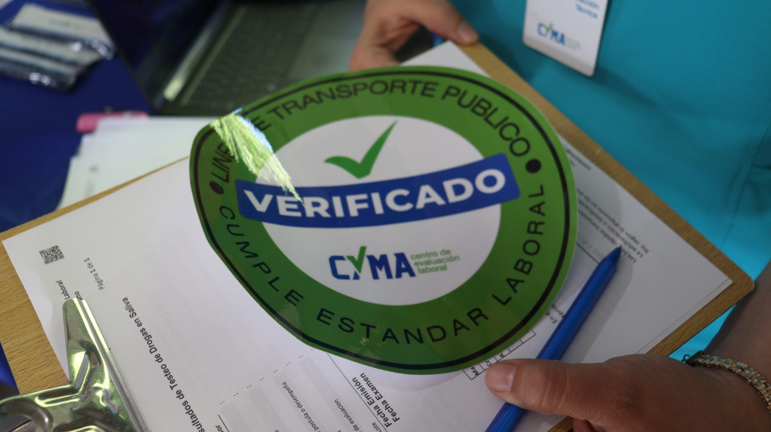 Si el conductor resulta negativo tras realizar el test, la empresa CYMA le entrega un sticker de "Conductor Verificado", para ser pegado en el microbus. Este distintivo tiene el objetivo de dar seguridad al pasajero. Fotografía: Realización propia.